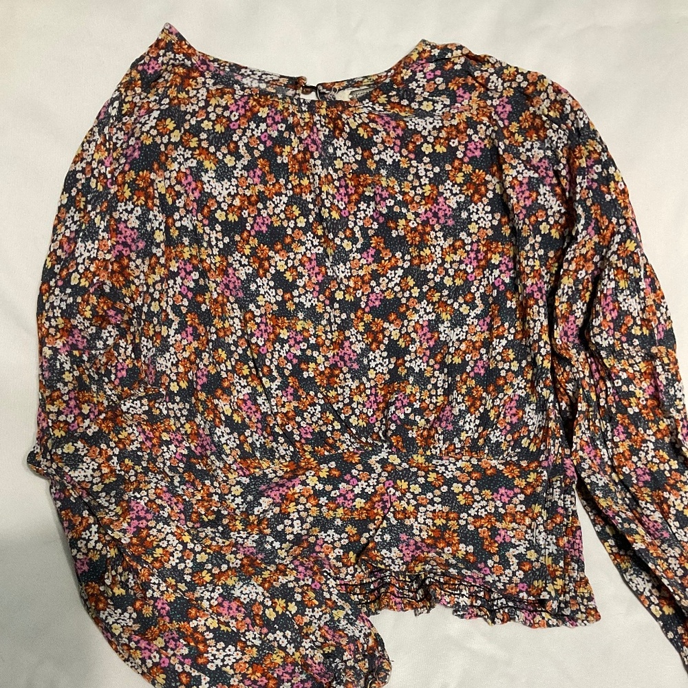 Long sleeve floral cropped blouse by gimmick.  W64